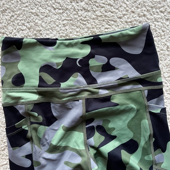 Zyia camo light and tight leggings (with pockets!) - Picture 3 of 3